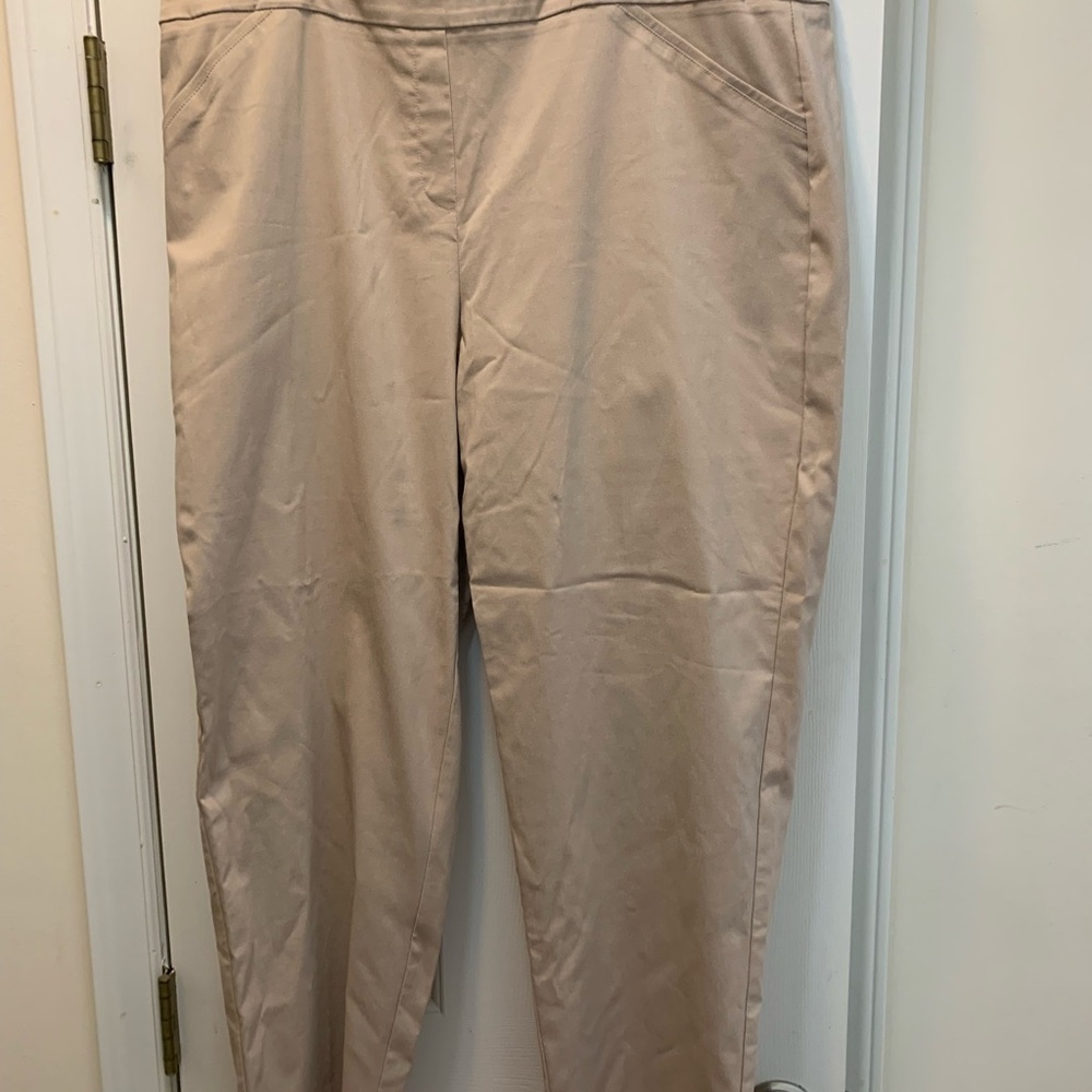 Alfred Dunner Women's Beige Cropped Pants